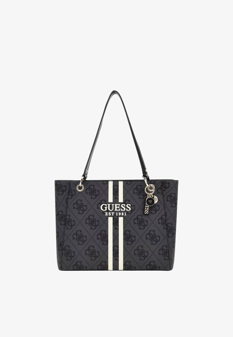 Borsa a tracolla nera con il logo "GUESS" e la data di fondazione, decorata con strisce e un accentuazione con portachiavi.