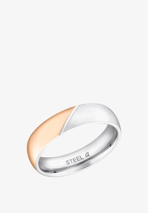 Brede ring met een half roségoud en een half zilveren ontwerp. Gladde metalen oppervlak met een geborstelde textuur aan de zilveren kant. Gegraveerd "STEEL a."