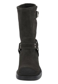 Bota de ante gris oscuro hasta la mitad de la pantorrilla, con punta redonda, acento de hebilla y costuras en contraste. Suela de goma para mayor tracción.