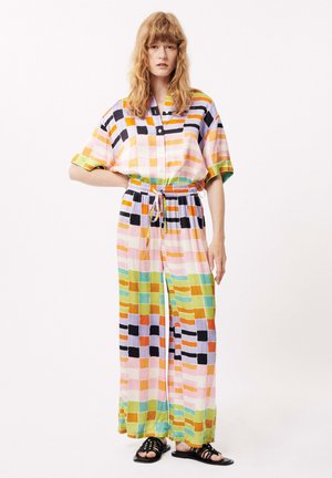 Robe maxi multicolore avec une coupe carrée, des manches courtes, un devant à boutons et une taille élastique. Les motifs comprennent des carrés dans des teintes pastel.