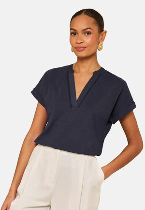 Love & Roses, PETITE FIT - NOTCH NECK JERSEY T-SHIRT . - Tricou cu imprimeu - navy lace trim