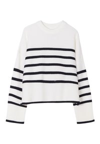 Pull cropped blanc avec des rayures horizontales noires, texture côtelée, encolure ronde et manches amples.