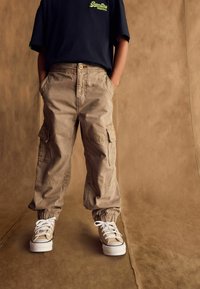 Superdry PARA REGULAR FIT - Cargo trousers - stone