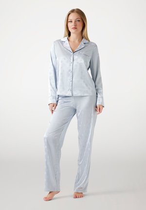 Helles blaues Satin-Pyjama-Set mit langen Ärmeln, einer Knopfleiste vorne, einer Brusttasche und einer Hose mit einem dezenten eingeprägten Muster.
