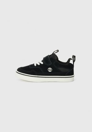 Czarny niski sneaker z białymi sznurówkami, paskiem na rzep, białą podeszwą i małym logo drzewa z boku, przedstawiony na jednolitym tle.