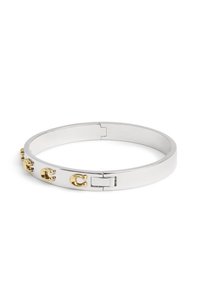 Bracciale in metallo argento con accenti dorati. Presenta una finitura liscia e elementi di design unici, tra cui dettagli hardware decorativi.