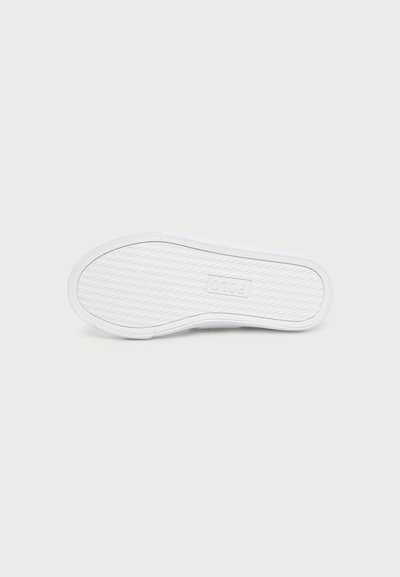 Λευκή σόλα παπουτσιού με υφή και το όνομα της μάρκας "Polo" ανάγλυφο στο κέντρο, εμφανίζεται από την κάτω όψη.