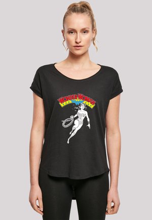 Svart T-skjorte med rund hals og oppbrettede ermer, med et grafisk bilde av Wonder Woman i hvitt, omkranset av fargerik tekst og stjerner.