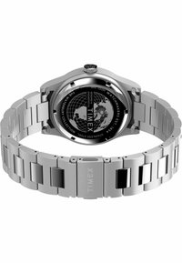 Montre en acier inoxydable avec finition argentée polie, dotée d'un cadran noir circulaire avec un motif de globe et portant l'inscription "Timex". Bracelets ajustables.