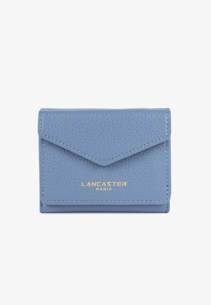 Portafoglio in pelle blu texturizzata con logo dorato "Lancaster Paris", chiusura a busta e bordi cuciti. Design compatto per una facile portabilità.