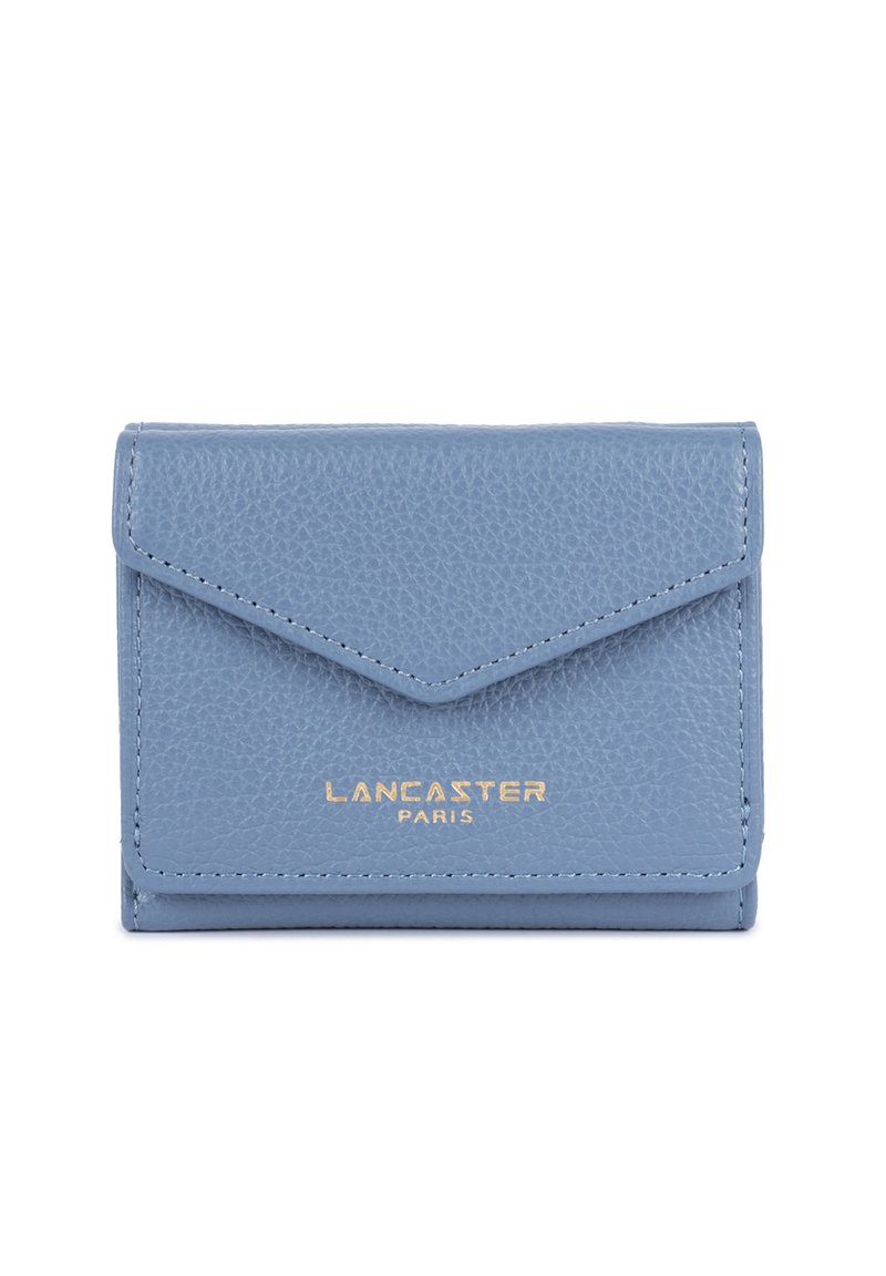 Portafoglio in pelle blu texturizzata con logo dorato "Lancaster Paris", chiusura a busta e bordi cuciti. Design compatto per una facile portabilità.