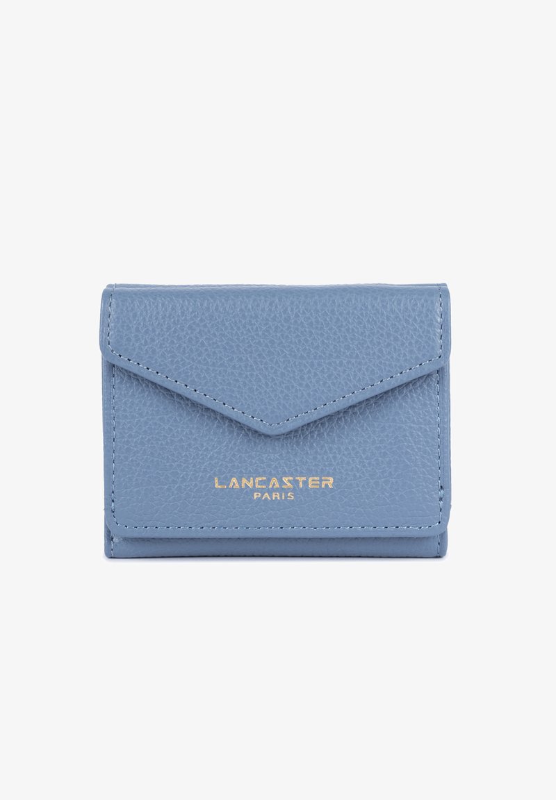Portafoglio in pelle blu texturizzata con logo dorato "Lancaster Paris", chiusura a busta e bordi cuciti. Design compatto per una facile portabilità.