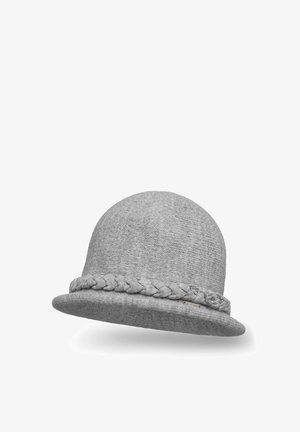 Sombrero de lana gris con una corona redondeada y una banda trenzada. El ala es plana y presenta detalles plateados incrustados en la trenza.