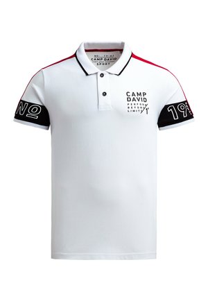 Witte poloshirt met rode en zwarte accenten, voorzien van een kraag, korte mouwen, geprinte logo en nummerdetails op de mouwen.