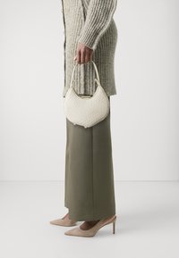 Patrizia Pepe BANGLE BAG HANDCRAFT HANDBAG - Kézitáska - off white