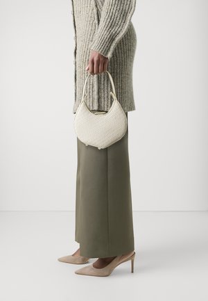 Patrizia Pepe BANGLE BAG HANDCRAFT HANDBAG - Käekott - off white