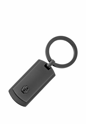 Sort rektangulær tekstureret nøgleanhænger med præget logo fastgjort til en rund nøglering markeret "BOSS."
