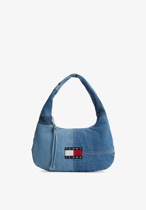 Geantă de umăr din denim albastru în două tonuri, cu un patch cu logo-ul Tommy Jeans și fermoar, pe un fundal alb simplu.