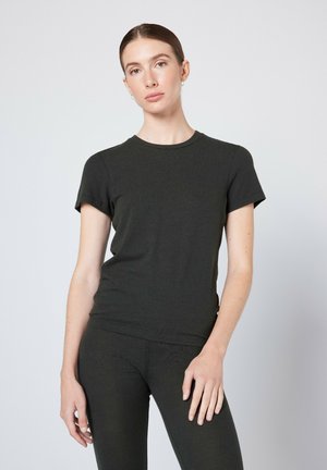 Mørk grønn t-skjorte med korte ermer laget av myk stoff, med rund hals og en tettsittende fasong, sammen med matchende leggins.