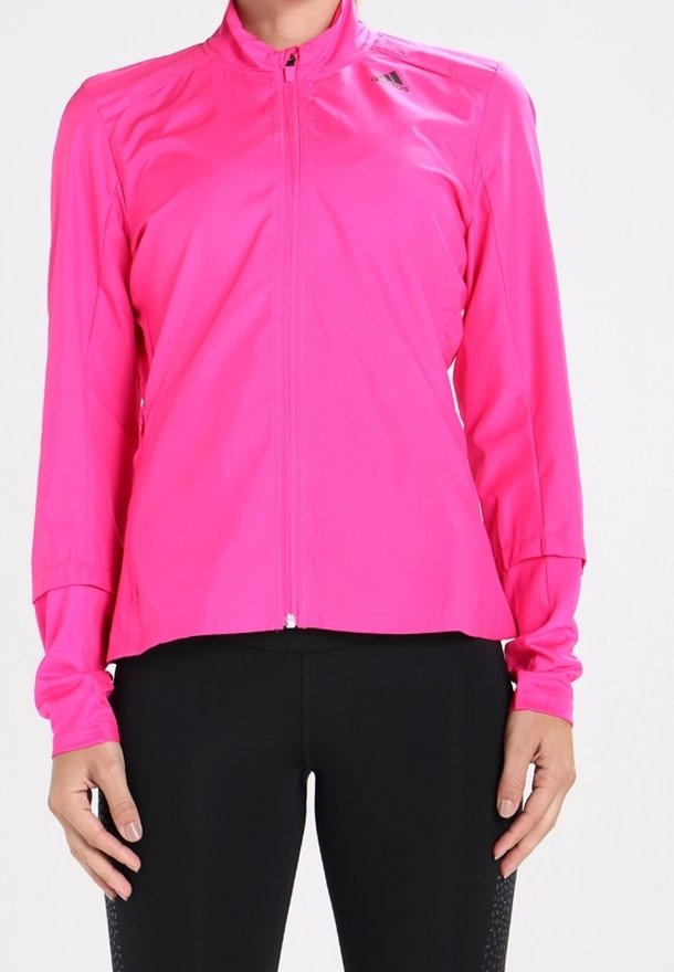 Veste de sport fuchsia à manches longues avec col montant et fermeture éclair à l'avant ; présente des coutures de panneaux subtiles et un logo sur l'épaule gauche.