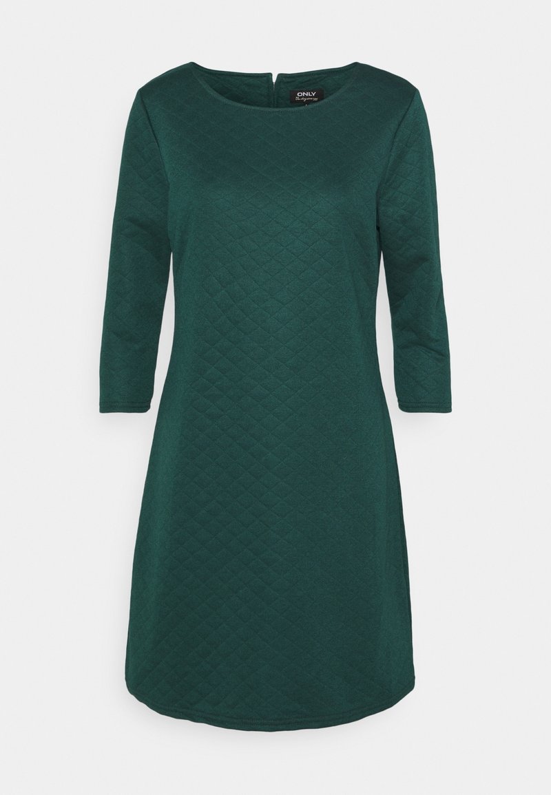 Robe matelassée verte avec un col arrondi et des manches trois-quarts, présentant une ouverture dans le dos et une texture lisse.