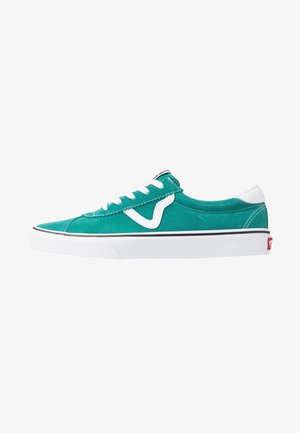 Matala teal nahka sneaker valkoisilla nauhoilla, valkoisella kumipohjalla ja valkoisella logoyksityiskohdalla sivussa valkoista taustaa vasten.