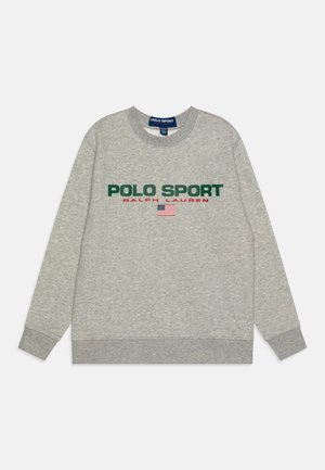 Jasnoszara bluza z długim rękawem z napisem "POLO SPORT" w zielonym kolorze, "RALPH LAUREN" w czerwonym oraz małą amerykańską flagą na środku klatki piersiowej.