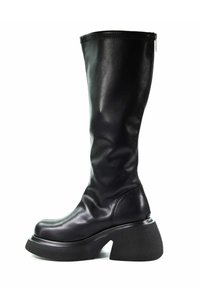 Czarne skórzane kozaki do kolan o połyskującym wykończeniu, z masywną platformą i okrągłym czubkiem, z zamkiem błyskawicznym po boku.