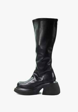 Czarne skórzane kozaki do kolan o połyskującym wykończeniu, z masywną platformą i okrągłym czubkiem, z zamkiem błyskawicznym po boku.