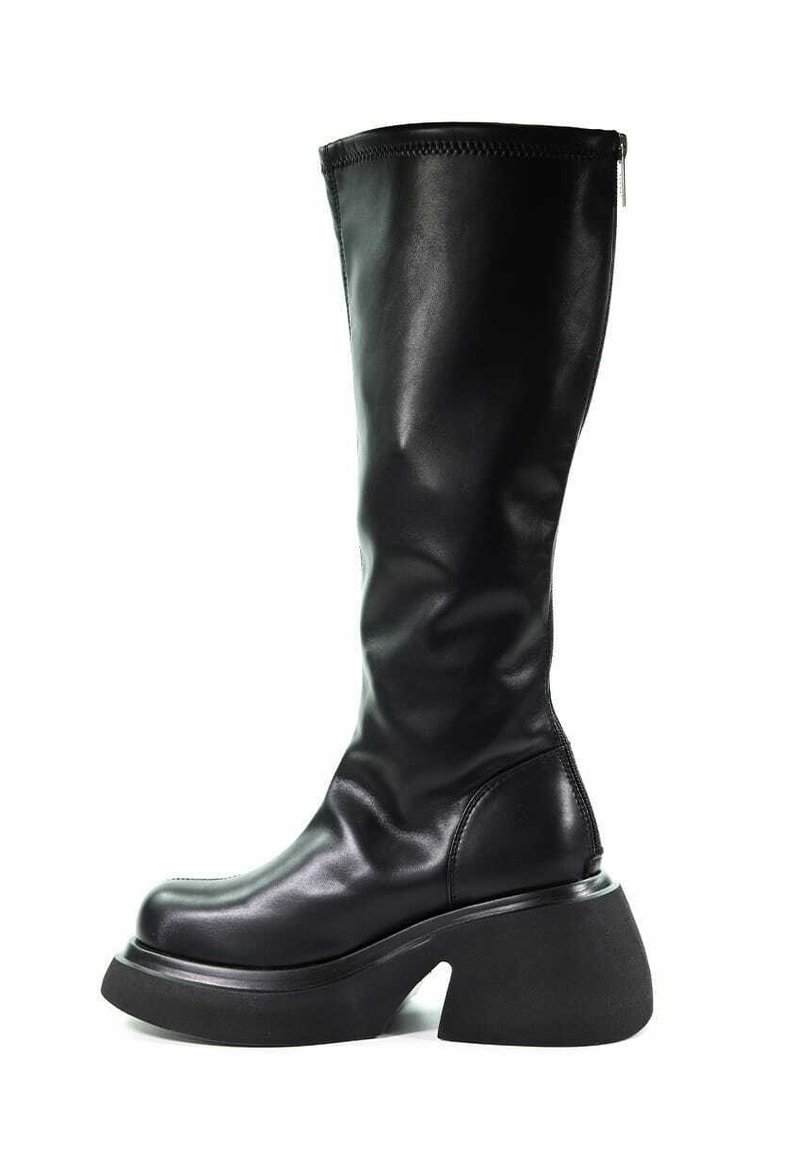 Czarne skórzane kozaki do kolan o połyskującym wykończeniu, z masywną platformą i okrągłym czubkiem, z zamkiem błyskawicznym po boku.