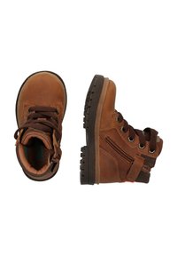 Bruine leren enkelboots met een gestructureerd oppervlak, ronde neus, vetersluiting aan de voorkant, zijrits en rubberen zool met grip.