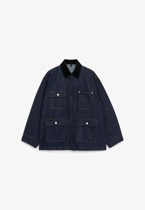 Giacca di jeans blu scuro con colletto in corduroy, dotata di quattro tasche frontali, bottoni a pressione e design dal taglio rilassato.