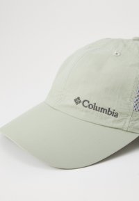 Világos zöld szövet sapka, struktúrált billlel és hálós díszítéssel. A Columbia logo sötétszürkével hímezve az elején.