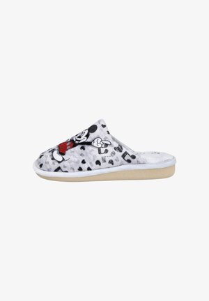 Zapatilla gris de tela suave con un diseño de Mickey Mouse en blanco y negro, acentos rojos y patrones de corazones negros, con una suela beige.