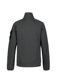 Ciemnoszara bluza z wysokim kołnierzem, rękawami raglanowymi i kieszenią na lewym rękawie; wykonana z teksturowanej tkaniny odpowiedniej do noszenia na co dzień.