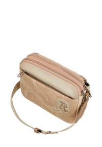 Hellbeige Umhängetasche mit zwei Reißverschlussfächern, glatter Oberseite, strukturiertem Körper und einem handgeschriebenen grafischen Detail auf der Vorderseite.