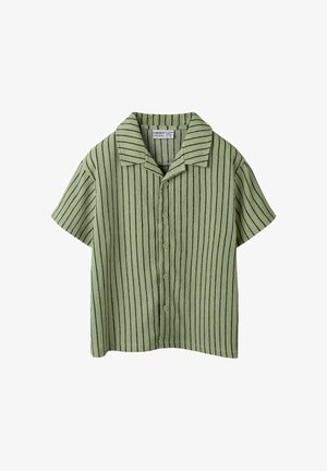 Chemise vert clair à manches courtes avec rayures verticales foncées, boutonnée sur le devant et col américain, posée à plat sur fond blanc.