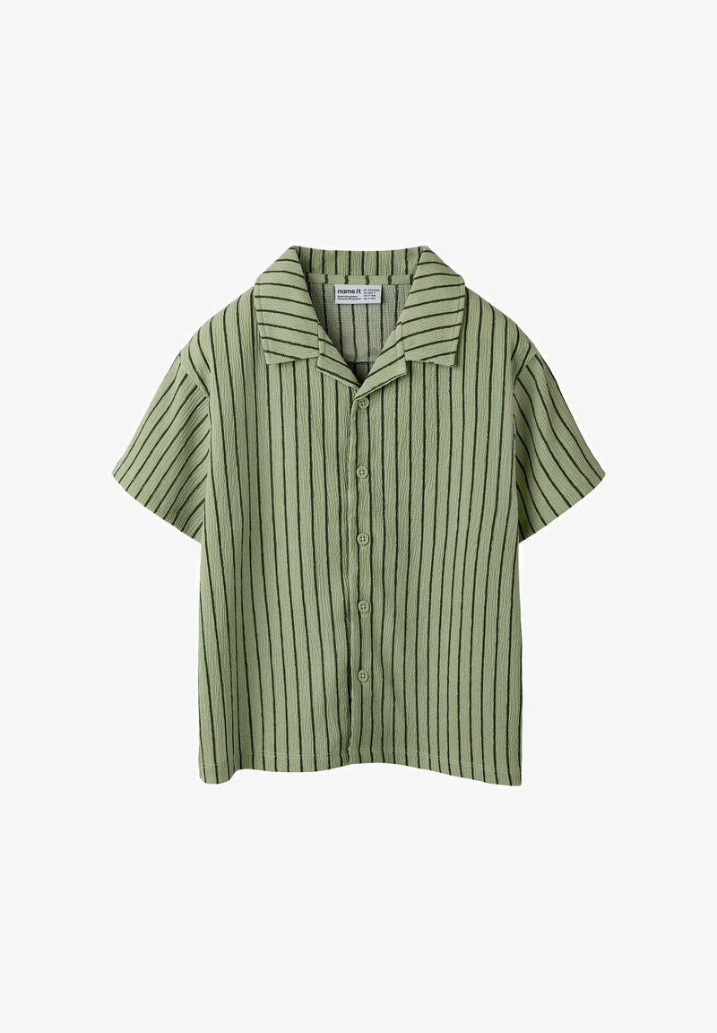 Chemise vert clair à manches courtes avec rayures verticales foncées, boutonnée sur le devant et col américain, posée à plat sur fond blanc.
