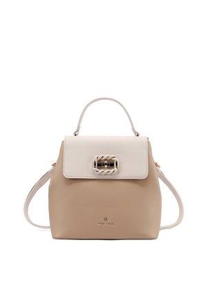 Borsa beige e bianca con manico superiore, patta frontale, chiusura in stile corda intrecciata dorata e tracolla removibile.