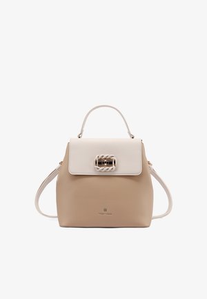 Borsa beige e bianca con manico superiore, patta frontale, chiusura in stile corda intrecciata dorata e tracolla removibile.