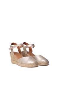 Metallisch goldene Espadrille-Sandalen mit Knöchelriemen, Keilabsätzen aus Jute, rundem Zehenbereich und glatter Textur. Verfügt über gestickte Details.