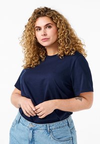 Zizzi MIT RUNDHALSAUSSCHNITT - Camiseta básica - navy blazer