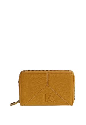 Cartera de cuero texturizado color mostaza con cierre de cremallera y diseño triangular en relieve con las letras "IDA" en el frente.