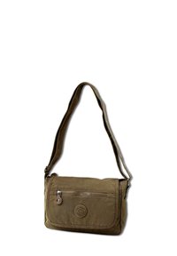 Olivgrüne Schultertasche aus strapazierfähigem Material, mit einer vorderen Reißverschlusstasche, einem runden Logoakzent und einem langen, verstellbaren Schultergurt.