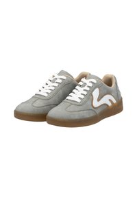 Sneaker in suede grigio con dettagli in pelle bianca, punta rotonda, lacci bianchi e suola in gomma naturale con battistrada testurizzato.