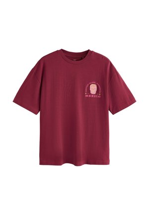 Dunkelrotes kurzärmeliges T-Shirt mit einer kleinen bunten Totenkopf-Grafik und dem Schriftzug "Mexico" auf der linken Brustseite.