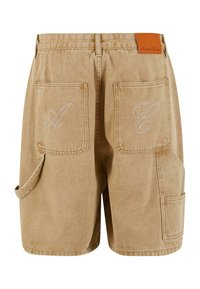 Pantalones cortos beige con una textura suave, que cuentan con dos grandes bolsillos traseros y bolsillos laterales. Bordado decorativo blanco con las letras A y C.