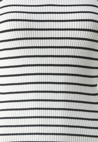 ONLY ONLLEELO STRIPE BACK V NECK - Triko s potiskem - eggnog/black