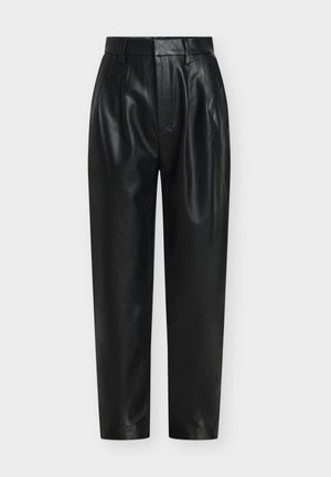 Zwarte leren broek met een hoge taille, plooien aan de voorkant, taps toelopende pijpen en een glad, glanzend oppervlak. Geen zichtbare zakken of versieringen.