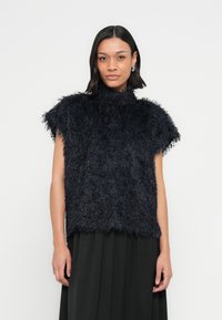 Měkký tmavě námořnický top s vysokým výstřihem a krátkými rukávy. Vyrobený z texturovaného materiálu, s volným, pohodlným střihem.